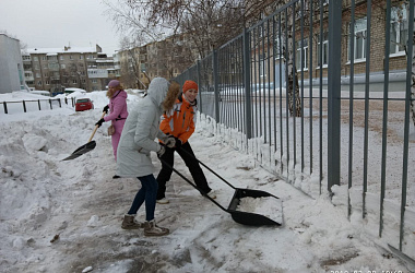 Депутат Е. Мокеева приняла участие в  субботнике по уборке территории школы № 91