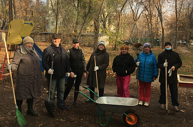 Петр Барсуков принял участие в уборке двора на проспекте К.Маркса