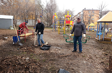 Депутаты приняли участие в общегородском субботнике