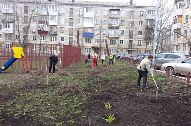 Жители совместно с депутатами по 4 округу вышли на общегородской субботник