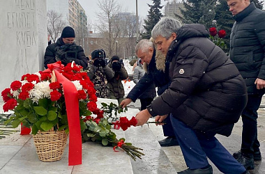 В День памяти воинов-интернационалистов Сергей Рязанов принял участие в торжественном возложении цветов к мемориалу на площади Памяти в Самаре