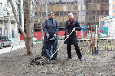 Депутаты Совета депутатов Ленинского внутригородского района приняли участие в общегородском субботнике