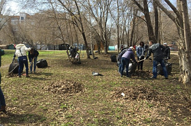 Депутаты приняли участие в «гагаринском» и общегородском субботниках