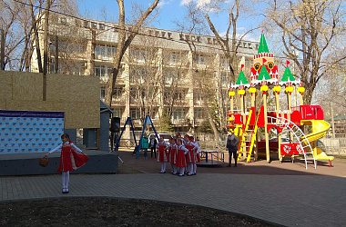 Праздничный концерт в сквере имени Чехова